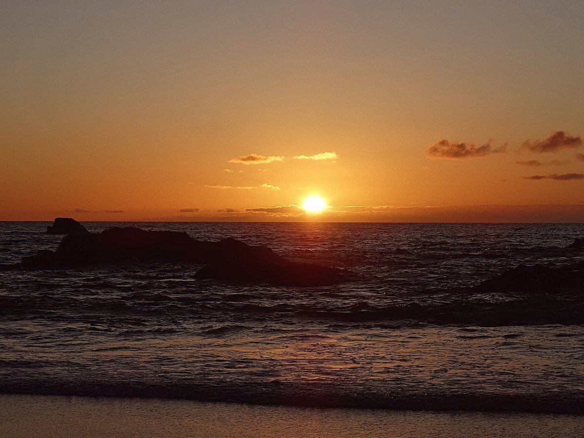 Beautiful start to long weekend 🥰 #sunset #porthcothan #goldenburn #kernow #cornwall @beauty_cornwall 💕