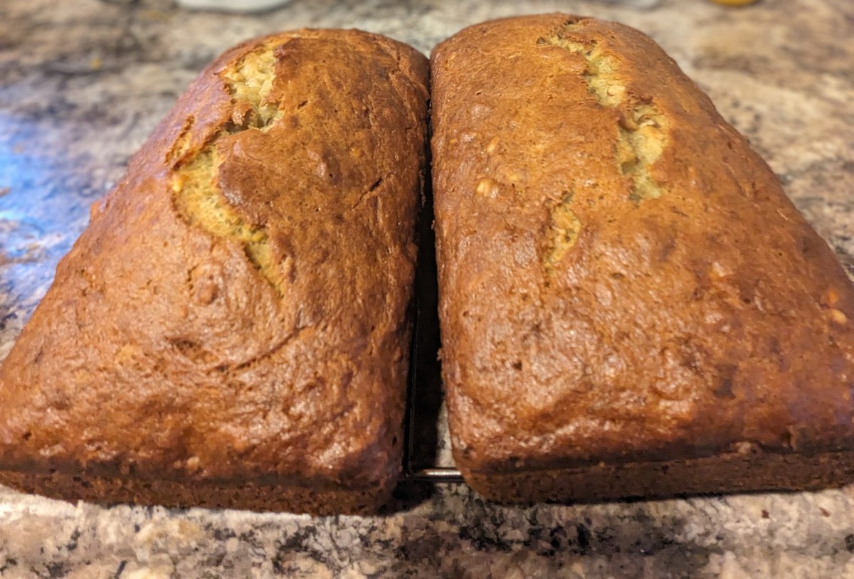 Made Banana bread for my neighbors birthday. Decided to keep one for me🍌🍞 smells SO good 😋