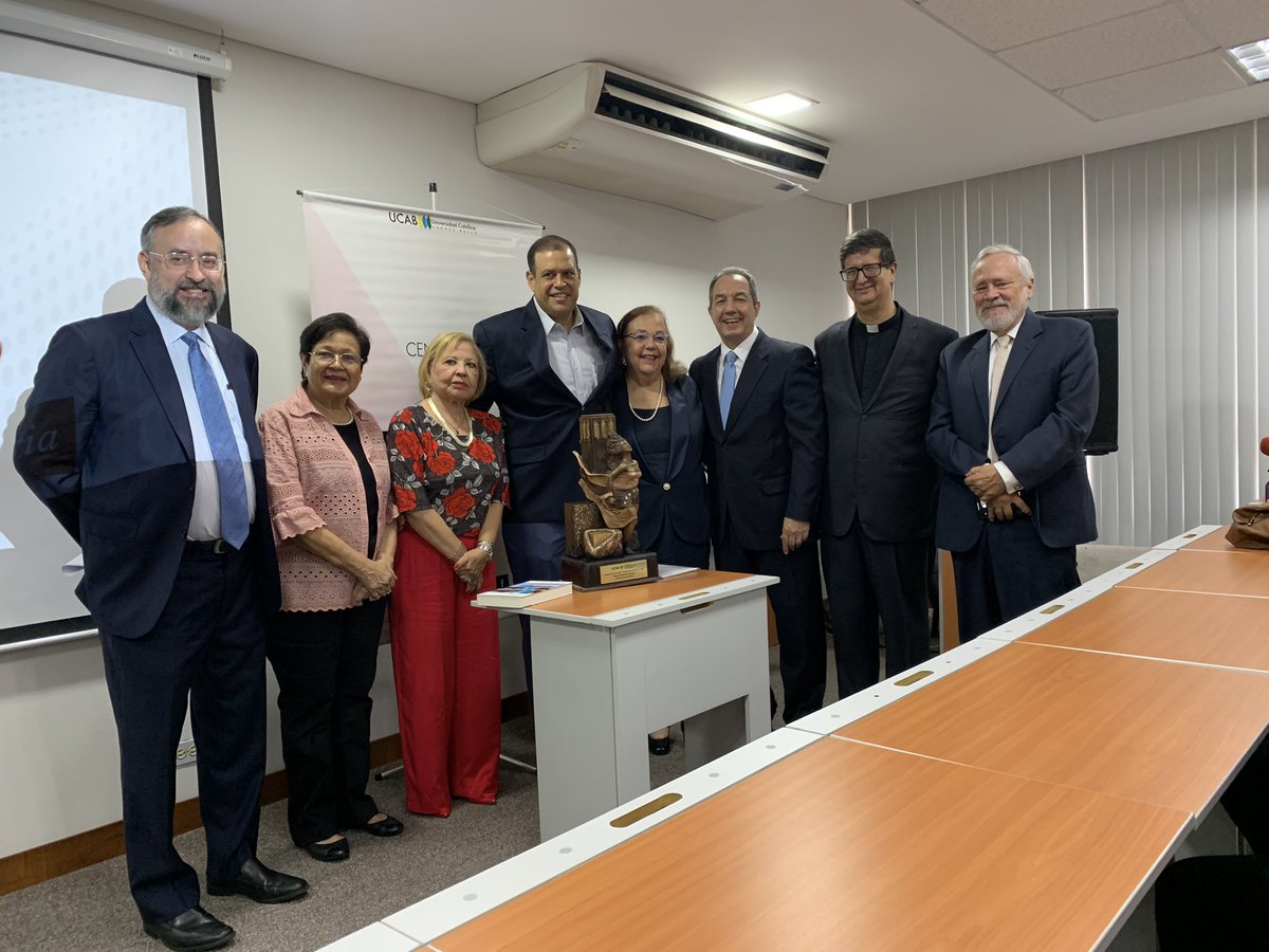 jesusmariacasal's tweet image. Hoy, junto a parte del equipo de la @cnprimariave, recibiendo el premio Valores Democráticos que otorga el CEPyG-UCAB, por la exitosa conducción de la Elección Primaria, su aporte al rescate del voto y el renacimiento de la esperanza de cambio democrático en #Venezuela.