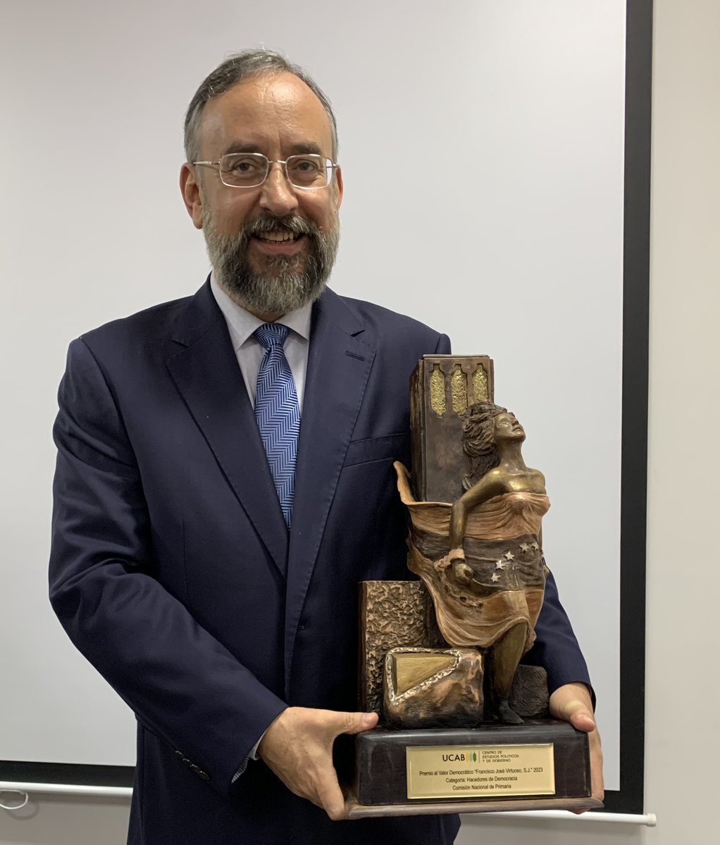 jesusmariacasal's tweet image. Hoy, junto a parte del equipo de la @cnprimariave, recibiendo el premio Valores Democráticos que otorga el CEPyG-UCAB, por la exitosa conducción de la Elección Primaria, su aporte al rescate del voto y el renacimiento de la esperanza de cambio democrático en #Venezuela.