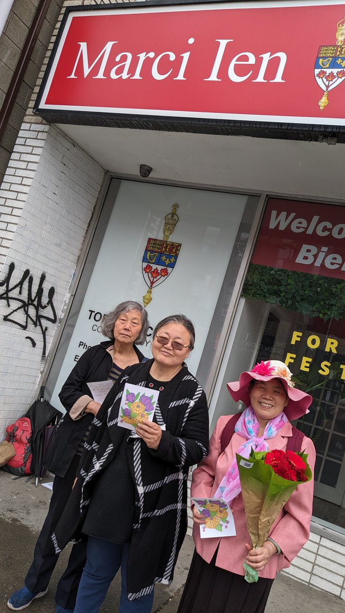 @MarciIen  

Oops, we missed u today Minister Ien, at yr office. We brought u a bouquet of 🌹 and cards left on yr door.
We wish u a happy weekend. Pls be the champion for undocumented workers who are part of our communities. They deserve permanent status.
#StatusForAll
#capoli