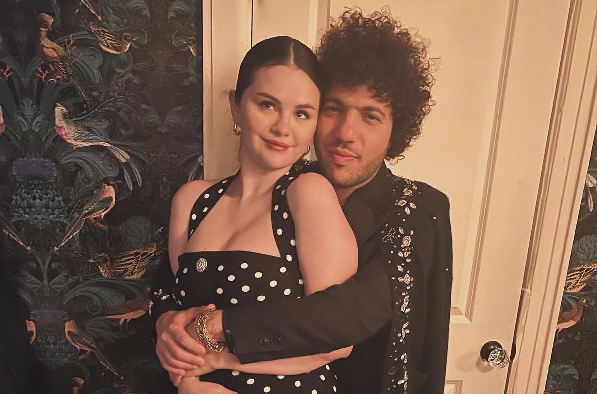 PopCrave's tweet photo. Selena Gomez and Benny Blanco have talked about marriage and having children together, sources tell @UsWeekly. https://t.co/OQ5IfSrgYf