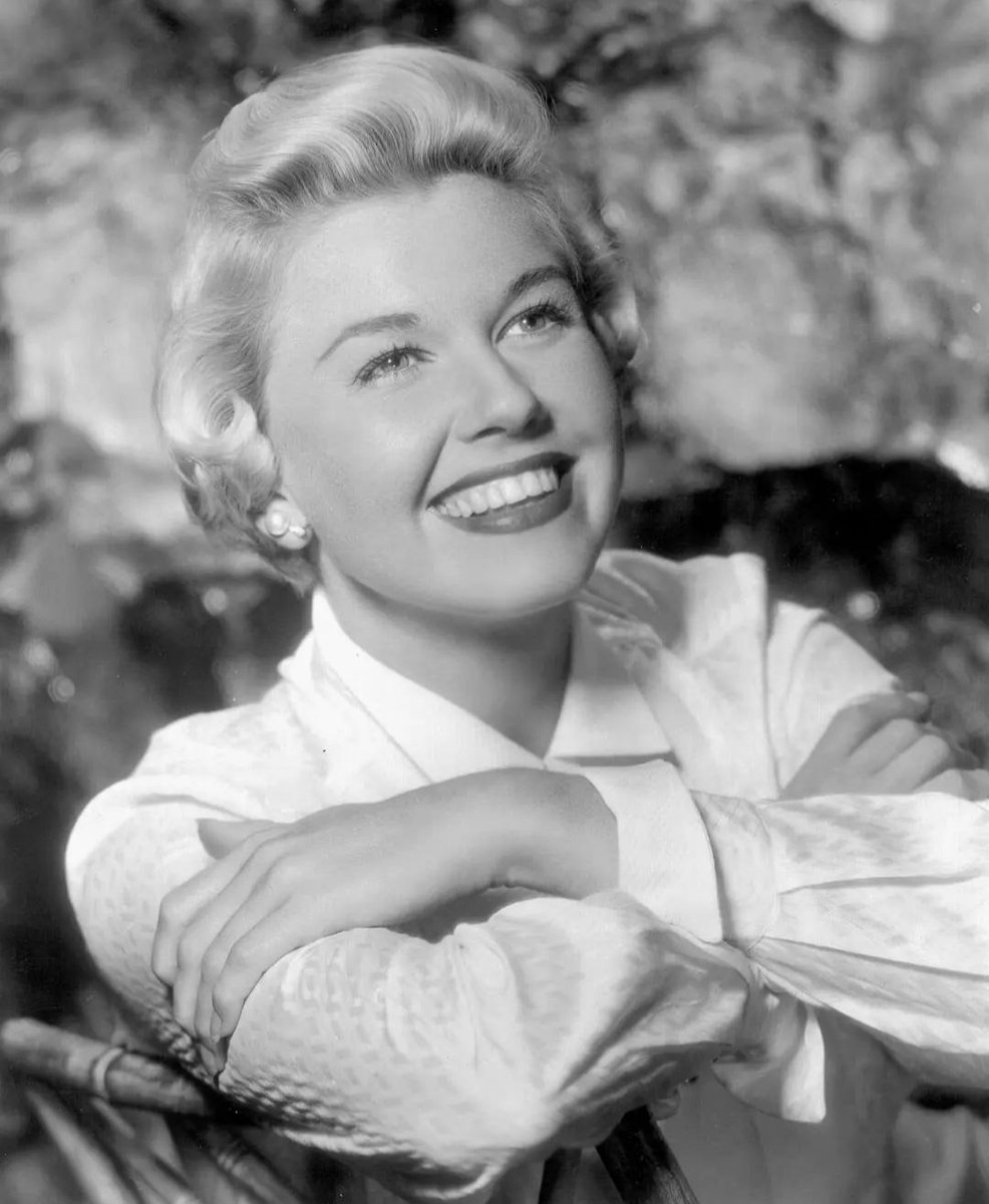 El próximo 13 de mayo se cumplen cinco años del fallecimiento de #DorisDay. La actriz estadounidense falleció a los 97 años. Durante los años cincuenta estuvo considerada la novia de América. A pesar de ser muy guapa, nunca fue el prototipo de mujer que despierta el deseo.