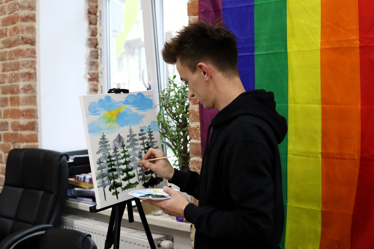 “I like these events for fostering a warm, supportive environment where people can listen and be heard,” says Andrii, a social worker at an LGBTQIA+ shelter, who attended IOM’s art-based psychosocial support activity in Lviv, western 🇺🇦, funded by @USAIDSavesLives @USAIDUkraine.