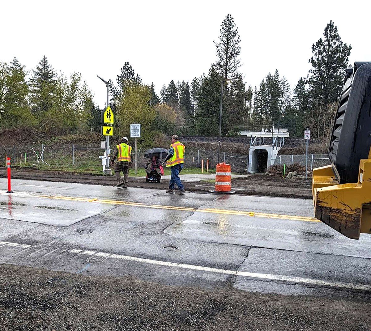 Ensuring pedestrian access and mobility in construction zones is about prioritizing safety & inclusivity for all roadway users! See this shot of crew members assisting a resident with safely using the designated crosswalk in the work zone on SH-53 in Rathdrum! Photo: Y. Pinchuk