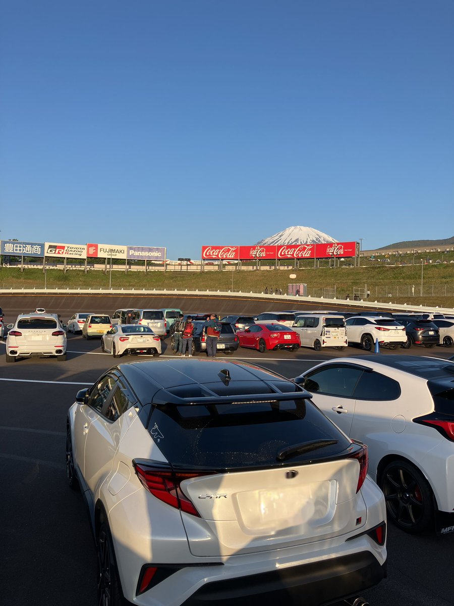 CLUB19_mitsu's tweet photo. 今日は朝からフジスピードウェイに来てます。素晴らしい景色だ。
もう駐車場がいっぱいになりつつありますが、皆さん気合い入ってます。自分はもう少しゆったりしてから動こうかなと。
#super gt  #富士スピードウェイ https://t.co/KWJgeekt2z