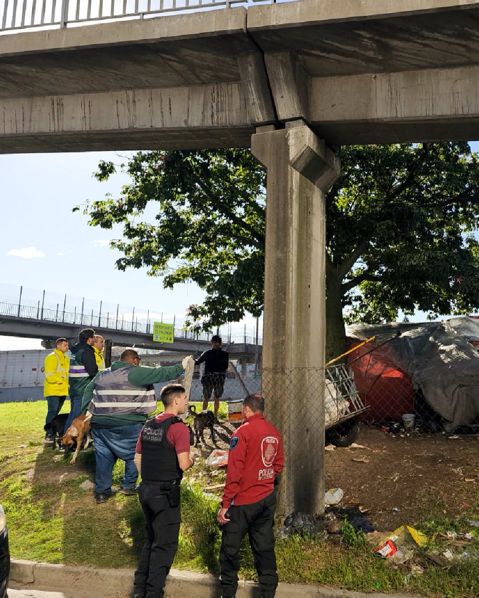 Se desalojó un asentamiento en el barrio de Liniers, sobre la colectora de la Av. Gral Paz, entre Ramón Falcón y Boquerón, con un operativo de seguridad y limpieza para recuperar un espacio que es de todos los vecinos.