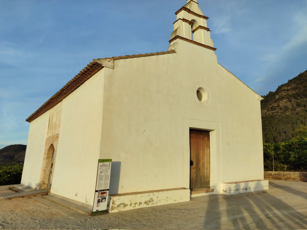 ProyectoHistor2's tweet image. La ermita de Santa Ana revela en su interior su pasado musulmán. Originalmente hasta la década de 1520 era la mezquita de la Xara, un poblado bajo la jurisdicción del Monasterio de Valldigna, en el que vivían musulmanes. En su interior se conserva la escalera del minarete, la…