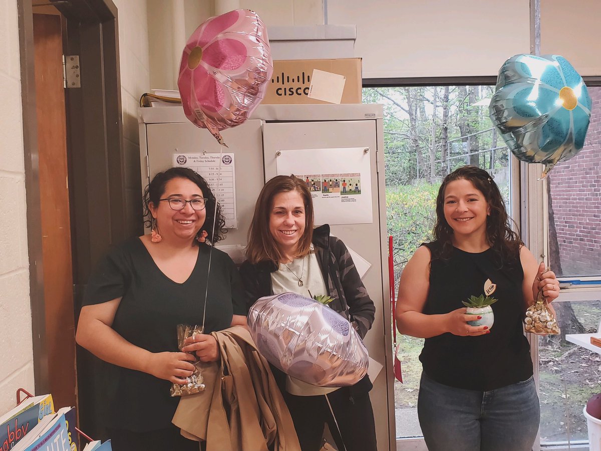 Impromptu Interpreter Appreciation Day at the middle school today. Thank you to all of our interpreters at NNHS, Bigelow and Page Hilltop and all you do for our students 
#deaf #hoh #dhh #appreciation #aslinterpreter #capscollaborative #schoolprogramforthedeaf #bigelow #newtonma