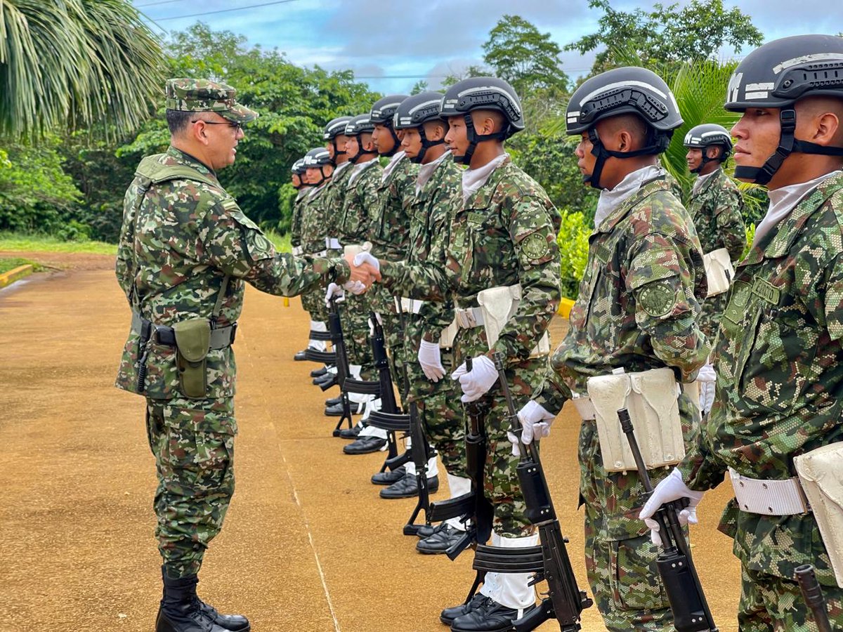 El brigadier general Jonh Guzmán, comandante de la #Brigada31, presidió relación general en el Campo de Paradas 'Vuelo de Ángel' del Cantón de #Mitú. Reconoció la labor del personal militar en el #Vaupés y compromiso para fortalecer la seguridad en la región.
#SiempreFirmes