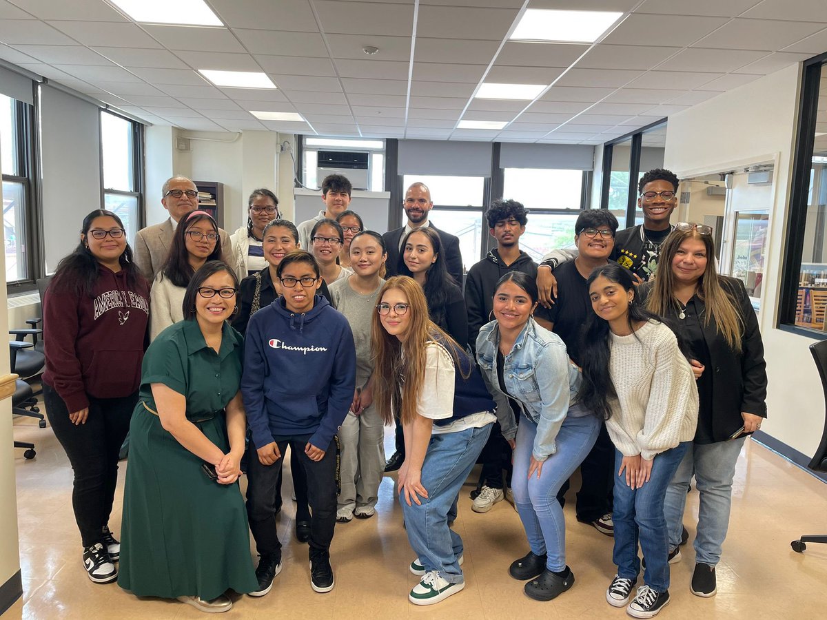 Chief Judge Wilson was #SeenIn13 today! Senator Liu & I had the privilege of hosting fireside chats with the students of Newtown & John Bowne High School today. 

The students asked great questions. Thank you Chief Judge, for sharing your time & mentorship with our young leaders.