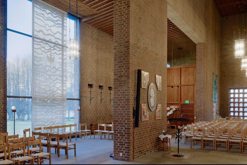 gleandersson's tweet photo. @SunessonJohan @leyeyeye Det är flera grejer såklart, men sammanfattningsvis tycker jag mycket om blandningen mellan den stilrena modernistiska tolkningen av den klassiska basilikan (här med bara ett sidoskepp) och tegelhantverket. Tycker den är väldigt fin på insidan också https://t.co/D80698yo5D
