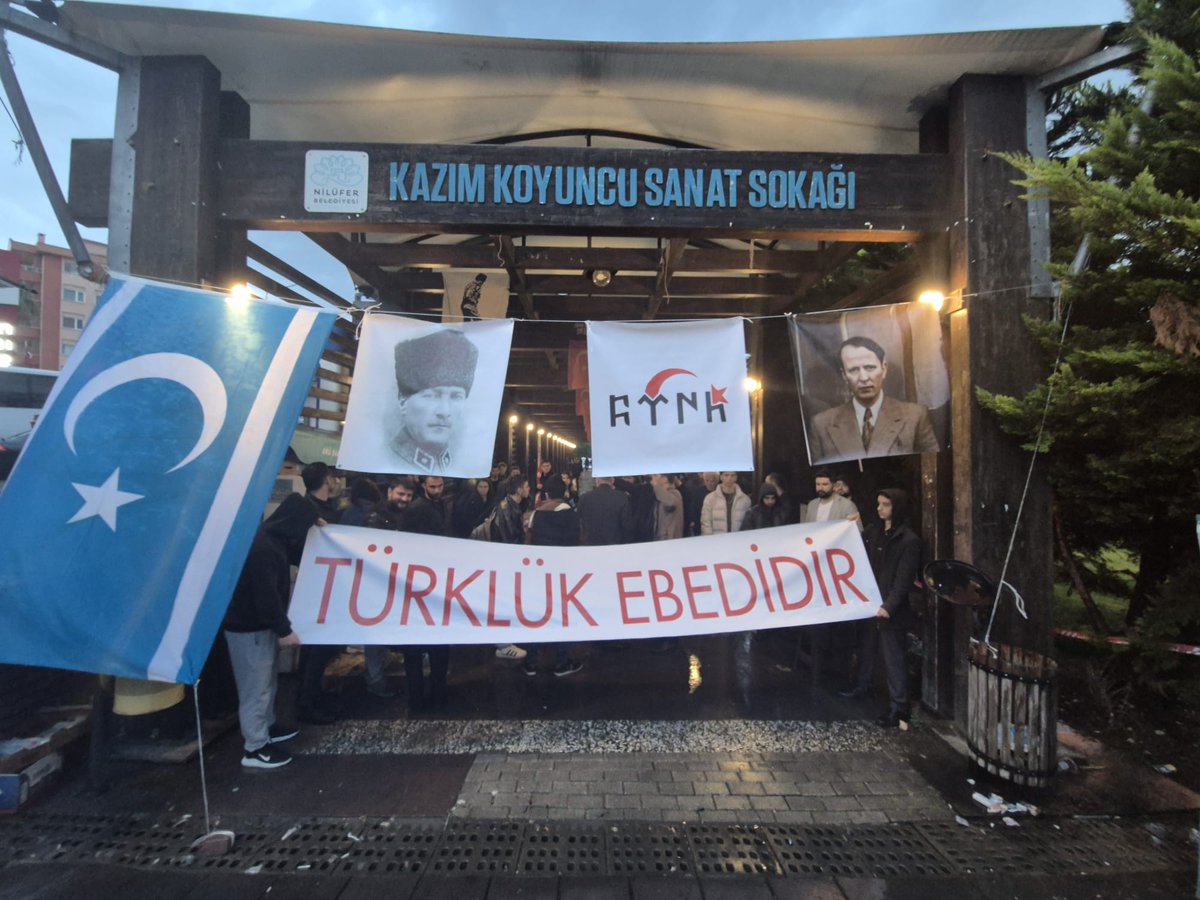 Bursa'da Türkçüler, 3 Mayıs Türkçüler Günü vesilesiyle Türkmeneli Millî Bayrağı açtı. Teşekkür ederiz.