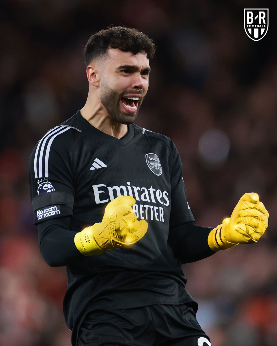 David Raya wins the Premier League Golden Glove in his first season with Arsenal 🧤