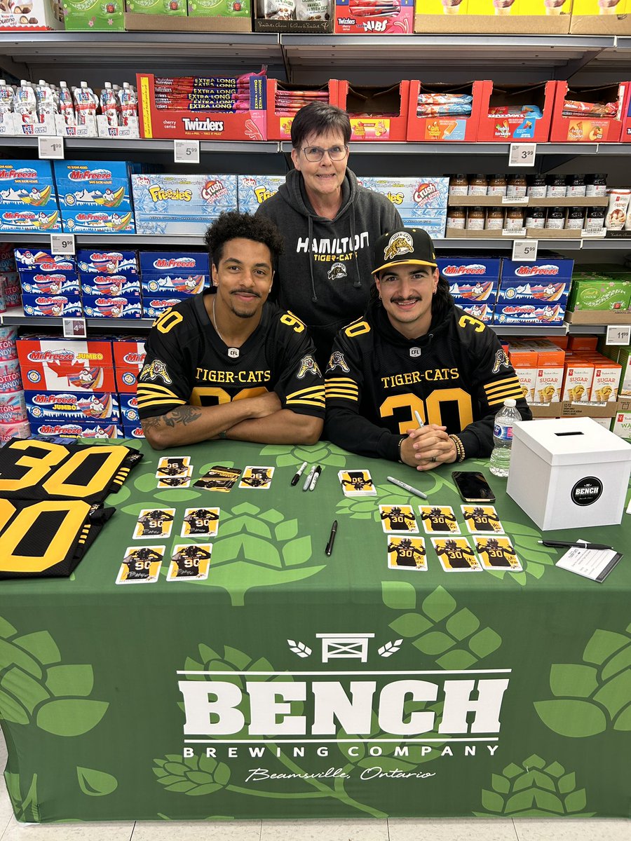 Pedalled home from work in the rain but made it in time to meet and chat with @Masonbennett97 & @StavrosKats. The wee sample of beer wet the whistle nicely too 😂

Can’t wait for the season to start. Let’s go @Ticats