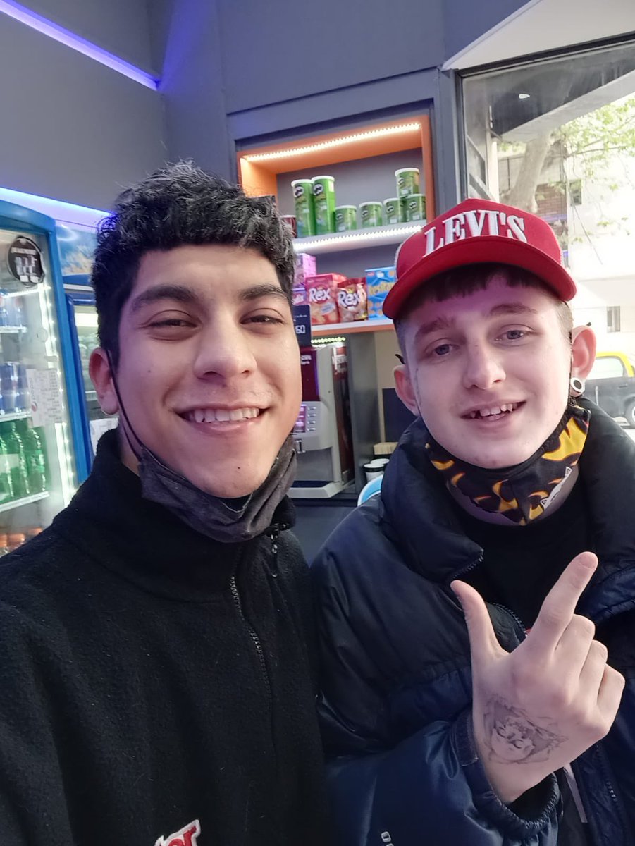 Cuando conocí a dillom me dijo “q haces flaco, q sos pelotudo?” Y yo solo le respondí “anda a robar a otro”