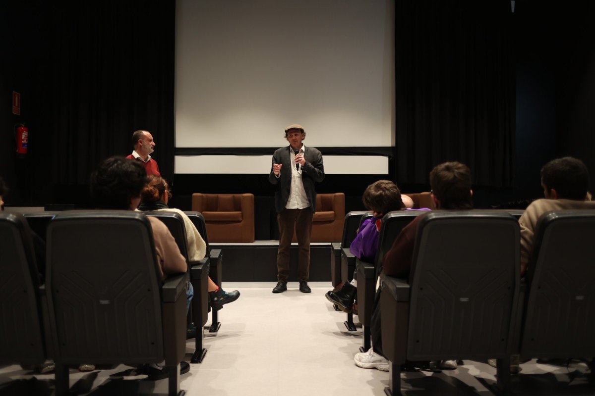 Hoxe visitounos na #FilmotecadeGalicia o director catalán Jose Luis Guerin, con quen puidemos gozar dun coloquio tras a proxección do seu filme 'Tren de sombras'. ❤️
