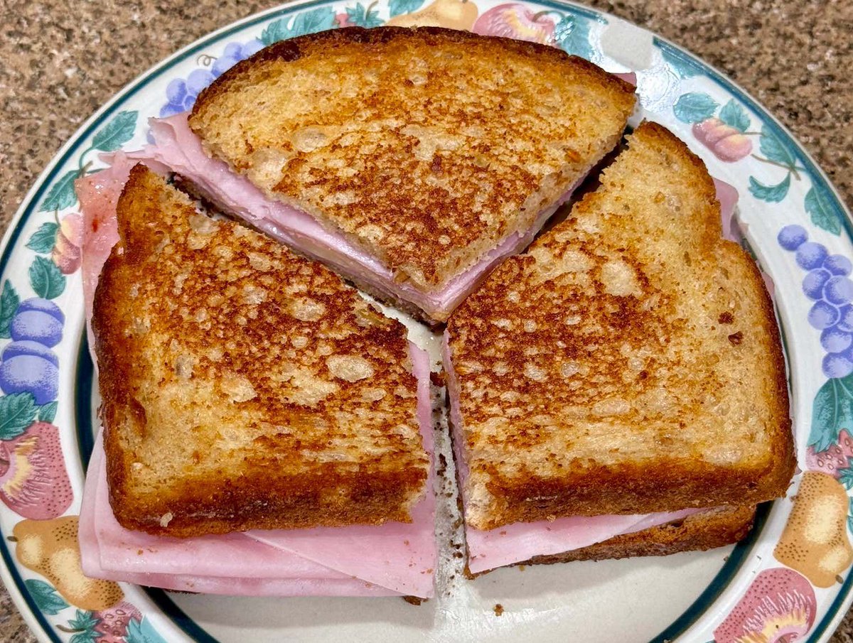 A Guy on the Internet Has Potentially Revolutionized the Sandwich Game Forever With a New Cutting Method buff.ly/44rU7l2