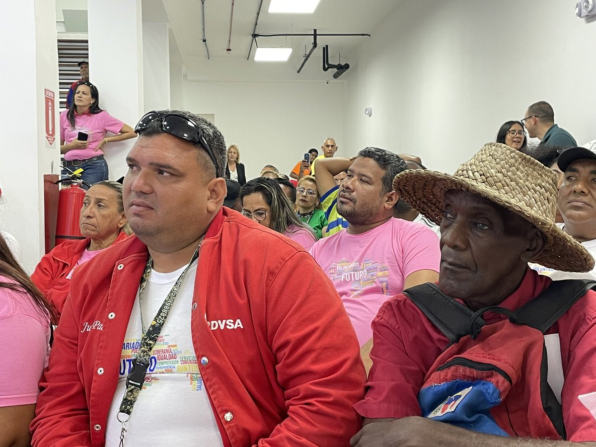 Hoy junto al coordinador nacional del Movimiento Futuro Héctor Rodríguez, participamos en la 1era reunión nacional de la Clase Trabajadora por el Futuro de Venezuela, desde la sede principal de este movimiento. ❤️🧡💚💛💙