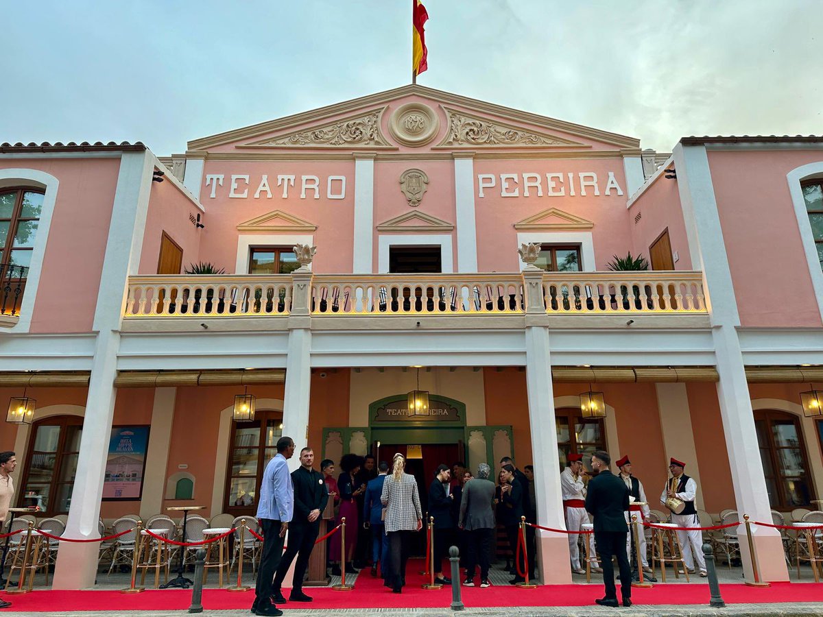 L'icònic Teatre Pereira d'Eivissa torna a obrir les seves portes i ho fa amb més vida que mai. Enhorabona, Pedro Matutes per continuar amb el llegat familiar i fer possible projectes com aquest, que situen a les Illes Balears com l'avantguarda de la Mediterrània.