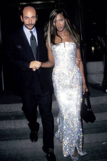 barbiekeiko's tweet photo. 1995- Haute Couture

Naomi Campbell usando Versace https://t.co/Ww03zcPSlu