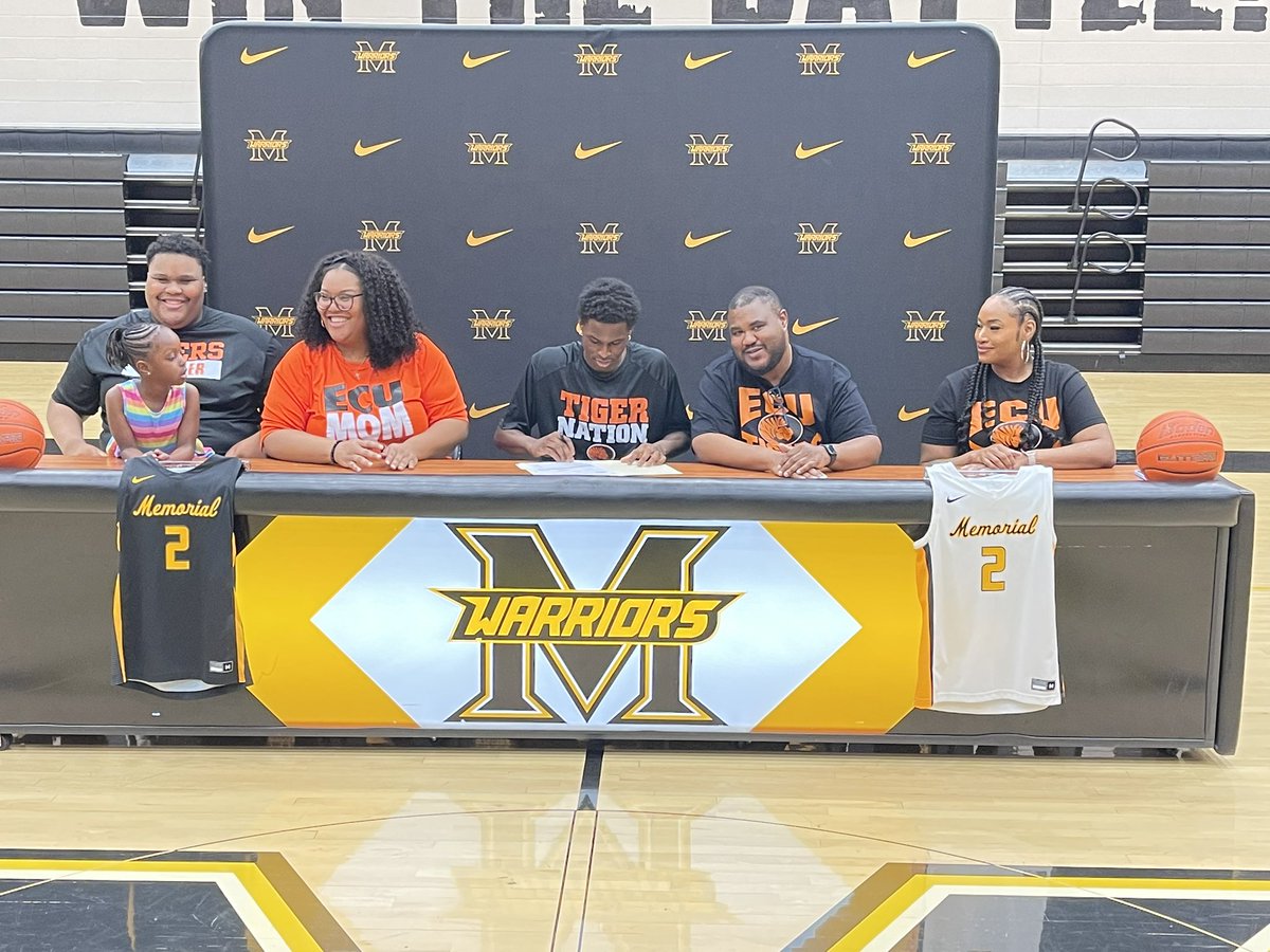 FriscoMemo_BB's tweet photo. Congrats @Javaun2H and your family on signing to go play at the next level!! Remember signing day is not the end game, there is still work to be done. GO BE GREAT on and off the court. 
#ChasingGreatness
#BeGreat
#FREE📚📚 https://t.co/vUnckXgOYG