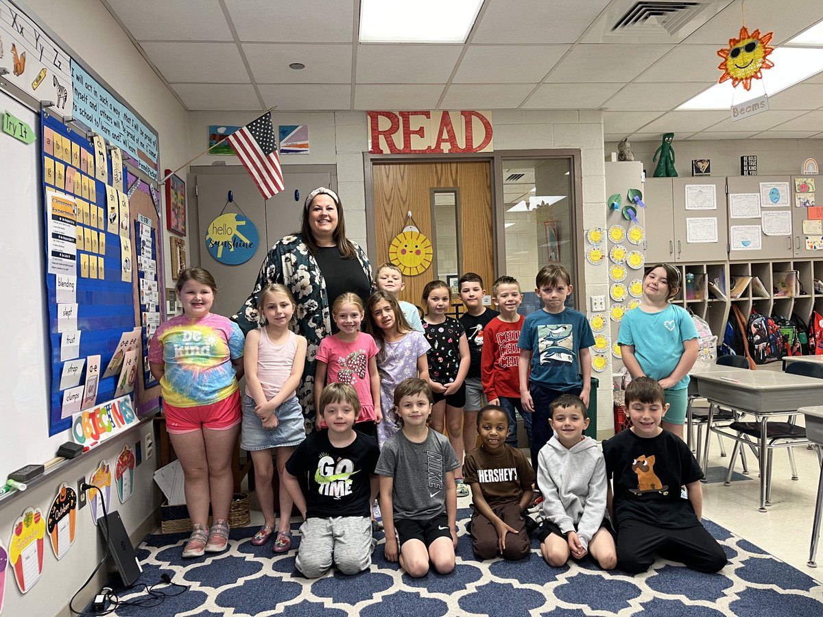 Learning about sign language with ⁦<a href="/KimGallagher85/">Kim Gallagher</a>⁩ ⁦<a href="/PDSD_Pennell/">Pennell Penguins</a>⁩ ⁦<a href="/PennellPTO/">pennellPTO</a>⁩ Always so great to have our kindred spirit visit.🌞