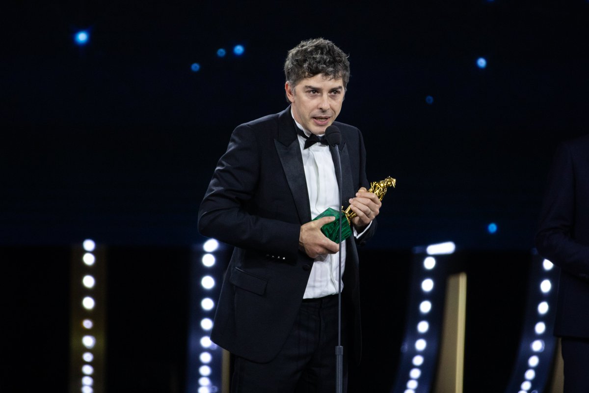 #MicheleRiondino Miglior Attore Protagonista: «Taranto è ai #David69 non solo con Palazzina LAF. Siamo cresciuti con l'idea che non c'era altro destino tranne l'acciaieria: il cinema crea posti di lavoro, possiamo fare a meno della fabbrica se si sviluppano altre prospettive»