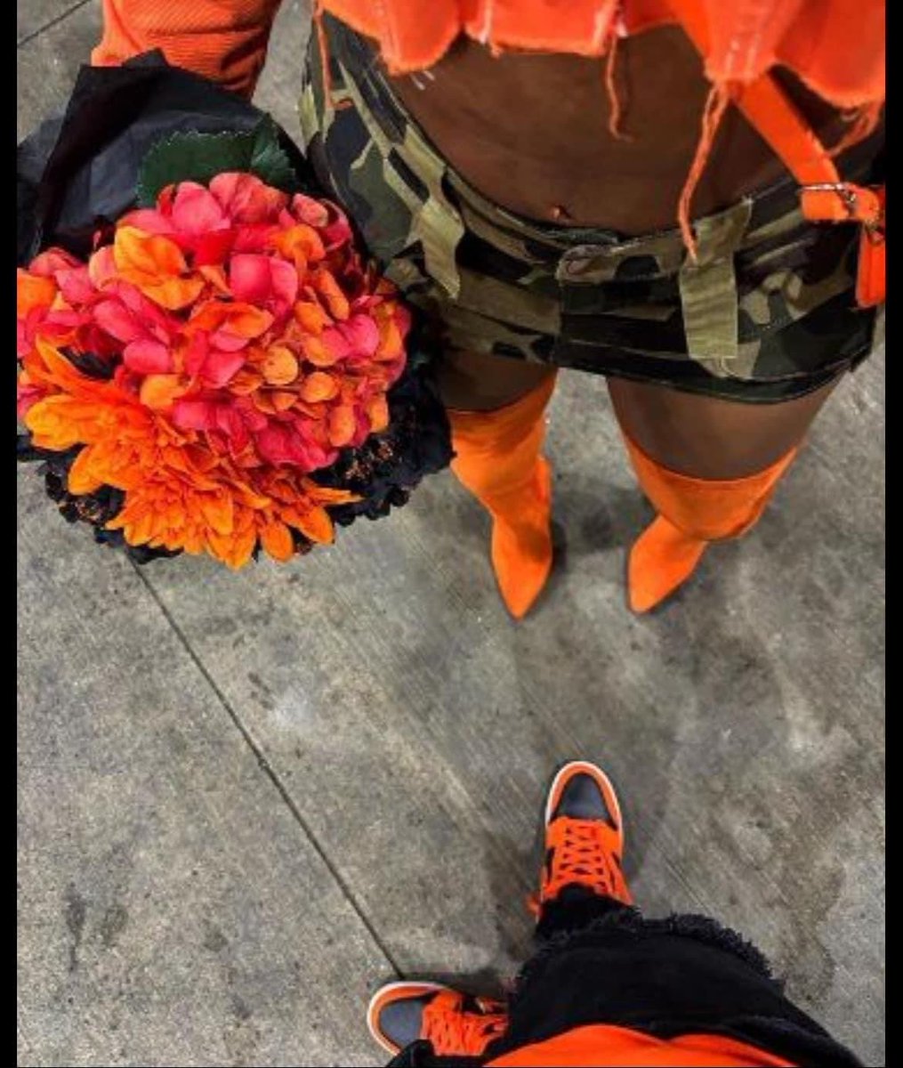 Prettyarii21's tweet photo. - Matching each others fly>>> 🖤🧡 https://t.co/BqAsx2Ar3M