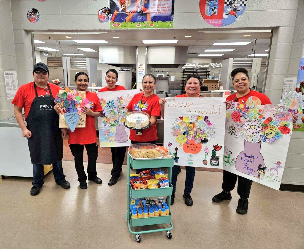 Our First Grade @JSES_Stallions and their families showed their appreciation for our amazing #CafeteriaStaff today! ❤️🤗❤️ #SchoolLunchHeroes
@FBISDFoodie