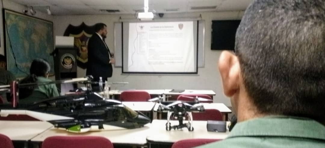 713BER_EJB's tweet photo. 📢#Entérate || En la mañana de este viernes, continuando con el curso de vuelo táctico de drones - RPAS se impartió la materia sobre la Influencia de los drones (RPAS) en la geopolítica mundial y su impacto en la economía mundial.
#SoloUnidosVenceremos #FANB
#CODAI #CEOFANB https://t.co/YYfizUSbTX