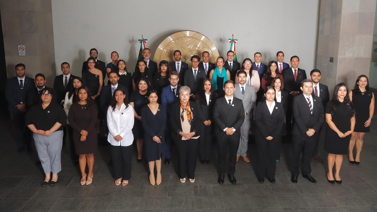 SRE_mx's tweet photo. 📸 La canciller Alicia Bárcena encabezó la ceremonia de toma de protesta de las y los 38 nuevos integrantes del Servicio Exterior Mexicano, de la rama técnico-administrativa.

Las y los nuevos integrantes del #OrgulloSEM pronto llegarán a las embajadas y consulados a las que fueron asignados al rededor de todo el mundo, para servir a las y los mexicanos que así lo requieran.

🇲🇽🤝🌎
#DiplomaciaCercana