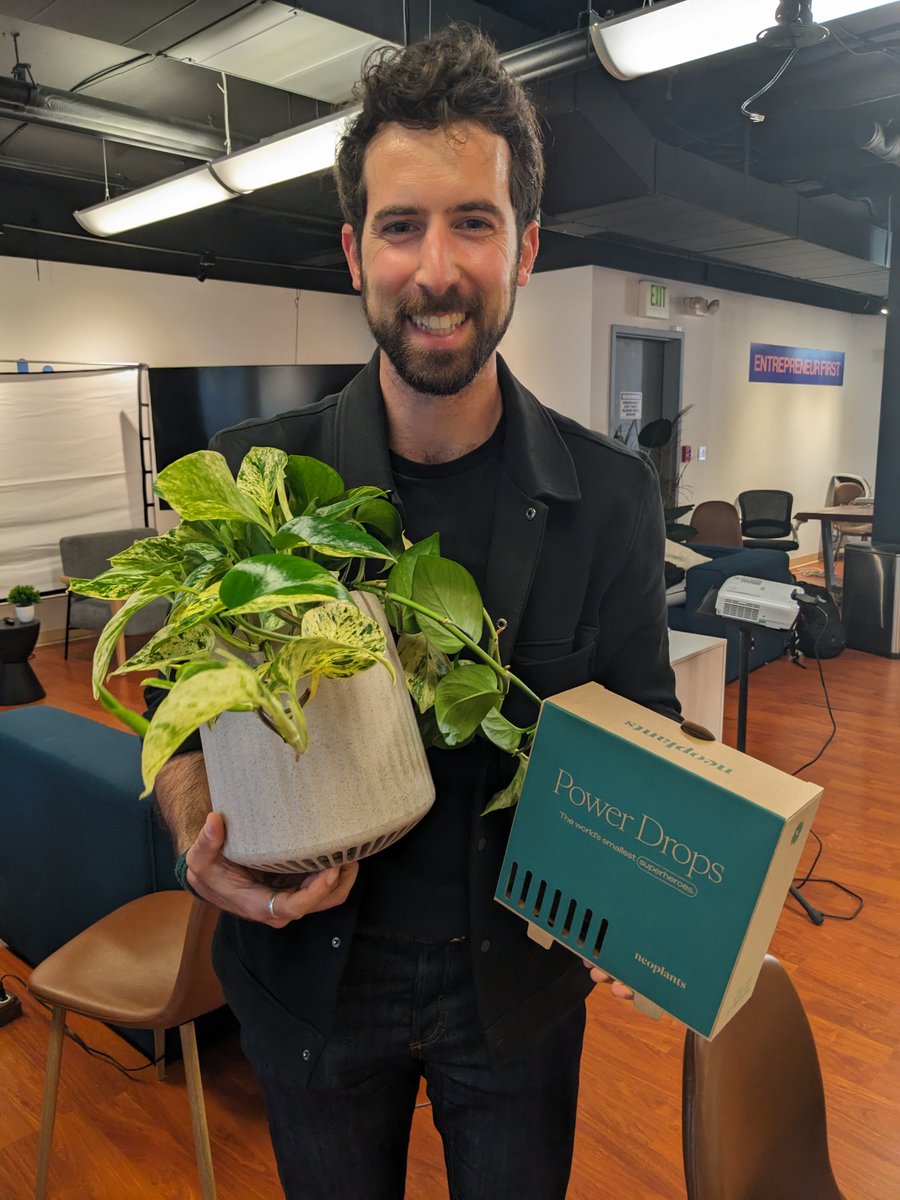 My very first @neoplants dropped off by co-founder @lionel_mora! This plant removes 30x more toxins than a normal house plant 🪴🪴🪴 neoplants.com/product/neo-px