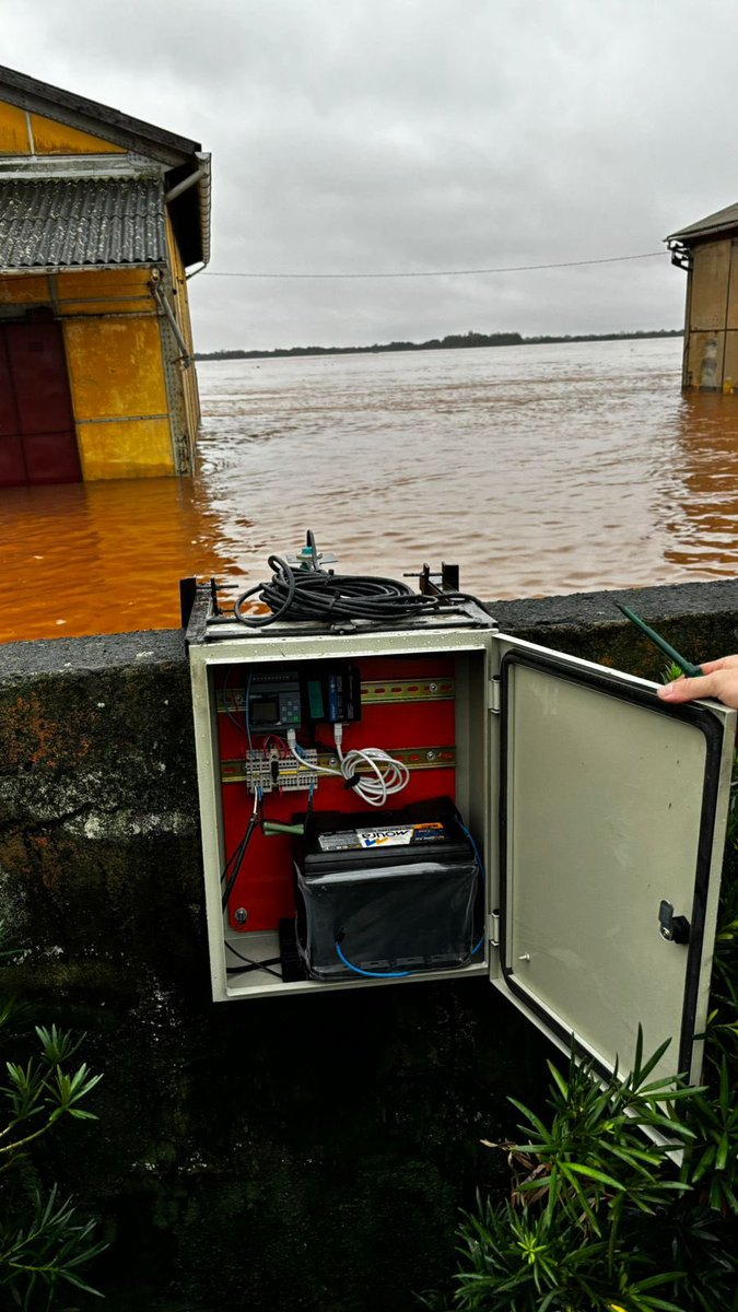 🌐 Dmae instala emergencialmente um sensor de nível para conseguir acompanhar em tempo real a medição do Guaíba.

Antes da inundação, a medição era acompanhada pela régua instalada pela Agência Nacional das Águas (ANA), que foi levada na correnteza.