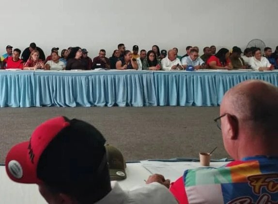 Coord. <a href="/CeguMonagas/">CEGU MONAGAS</a> ING. <a href="/ildemaroga1/">ildemaro Gil-albert</a> presenta balance de casos asignados, atendidos y por solucionar, a través de la #VenApp del Sistema del #1X10DelBuenGobierno ante mesa de trabajo presidida por el Gob. <a href="/ErnestoLunaPsuv/">Ernesto Luna G.</a> en compañía del MG. <a href="/LealTelleria/">M/G Carlos Leal Tellería</a>. #VenezuelaCalorPatrio