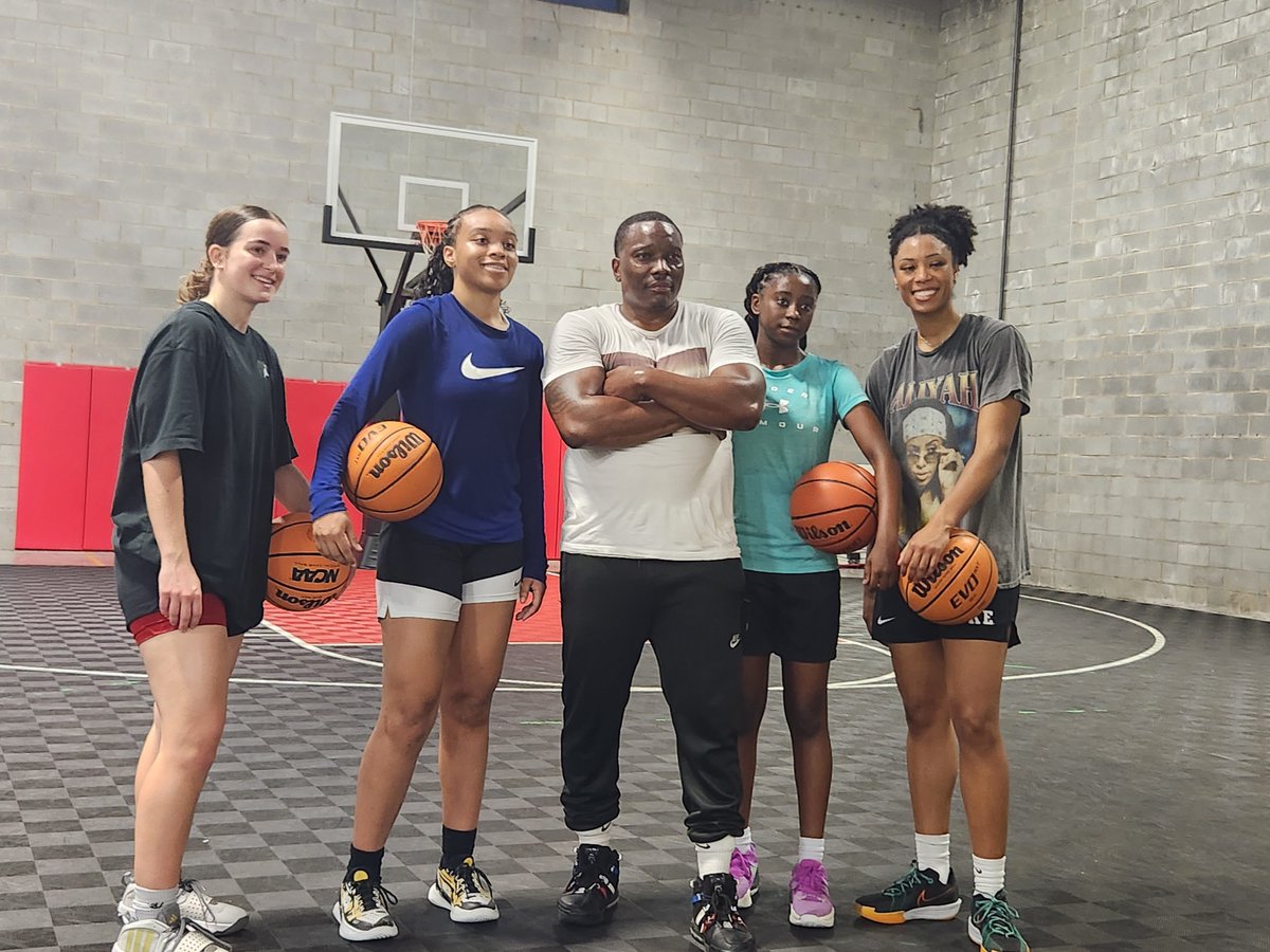 AmeliaWill92406's tweet photo. These lady ballers helped me prepare for my tournament this weekend! Thanks for a great session Coach Tim! https://t.co/H6jcYEjw3B