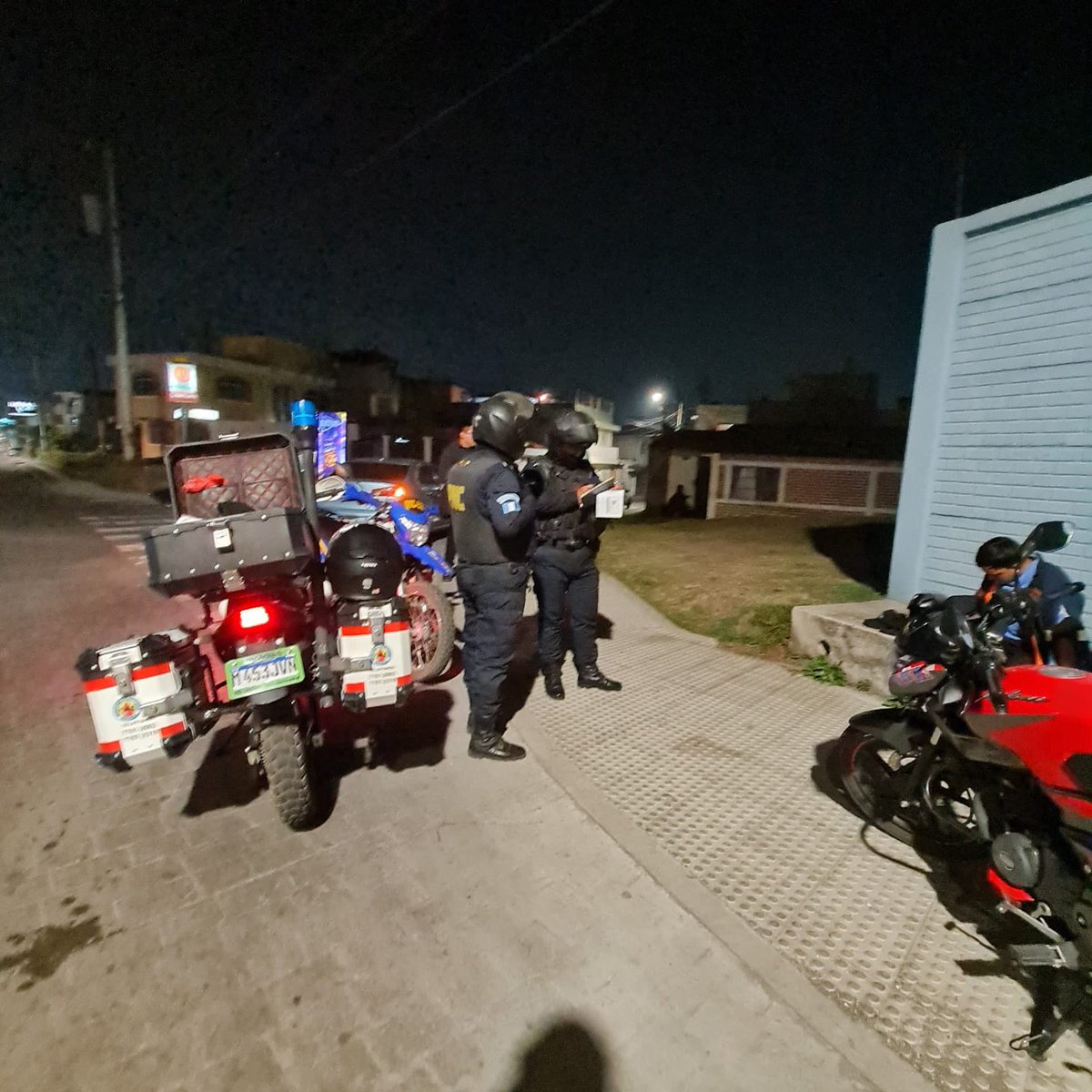 Unidad 🏍️ motorizada de bomberos voluntarios #QuintaCompañia cubrió emergencia en la calle Rodolfo Robles zona 1 de xela. Motorista sufrió una caída Fue asistido en el lugar no ameritaba su traslado a un centro asistencial.