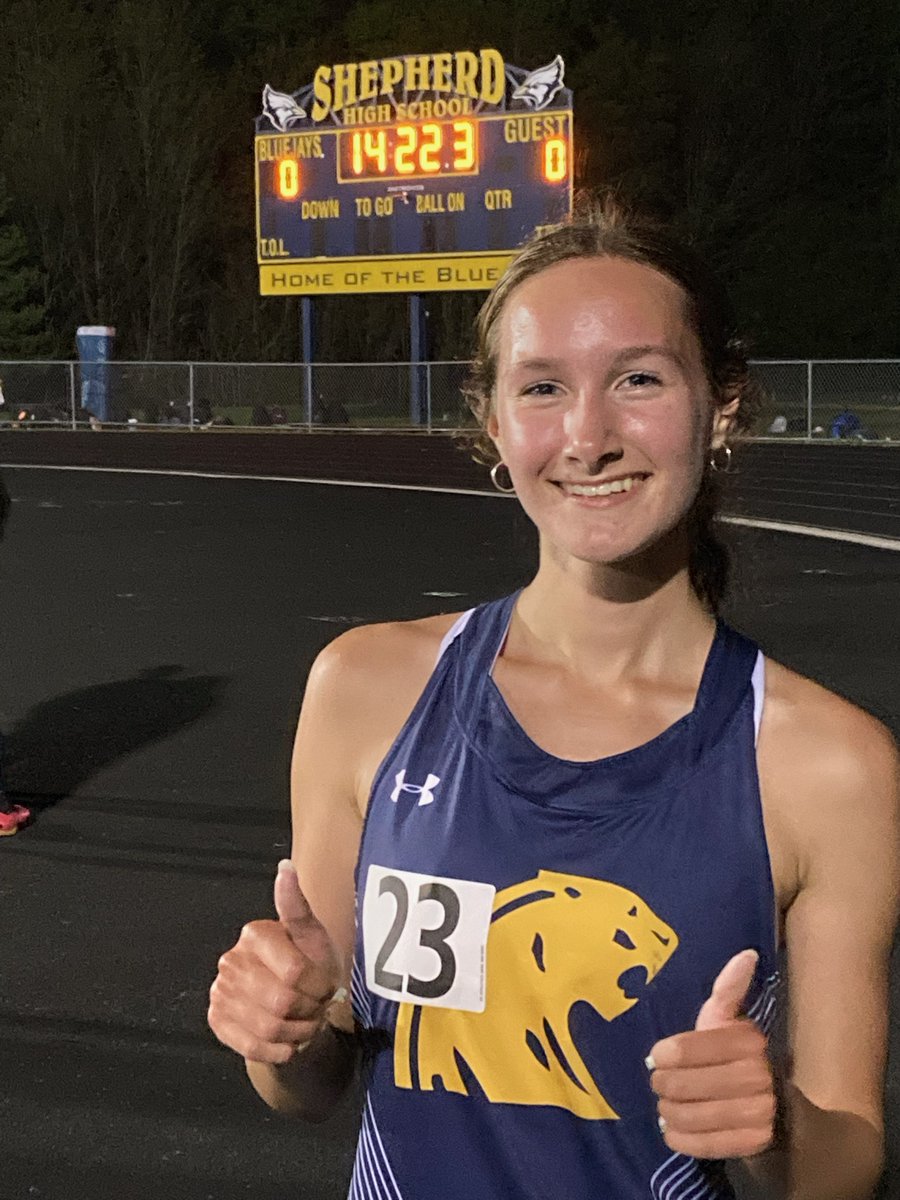dewittathletics's tweet photo. 🚨Record Alert🚨
Congratulations to junior Kayla Williams, who ran a 10:54.21 in the 3200M. She takes down the record of 10:54.24, previously held by Kaitlyn Hynes ('21).⚡️
#DeWittForever https://t.co/PG9ycPoZ11