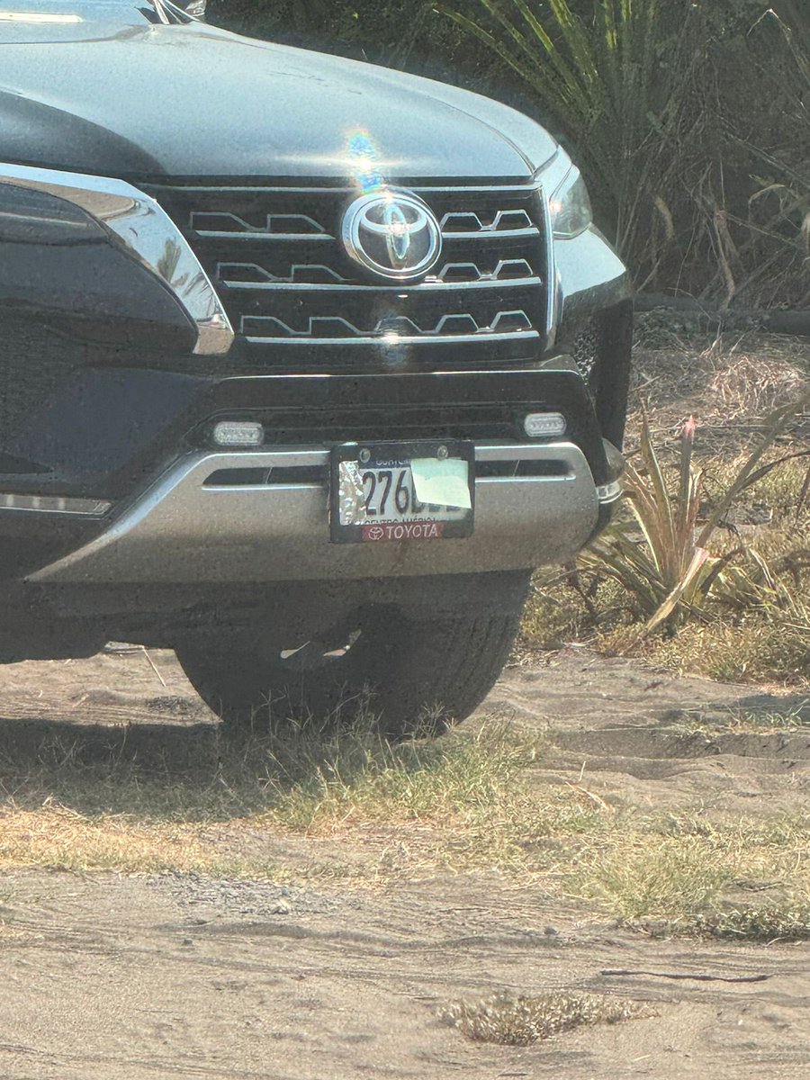 Camioneta con placas oficiales (tapadas) perteneciente al MINGOB, hoy en Playa 14, El Paredón, Sipacate, Escuintla. - ¿Y no que esas prácticas se iban a terminar a @BArevalodeLeon @mingobguate @FJimenezmingob?