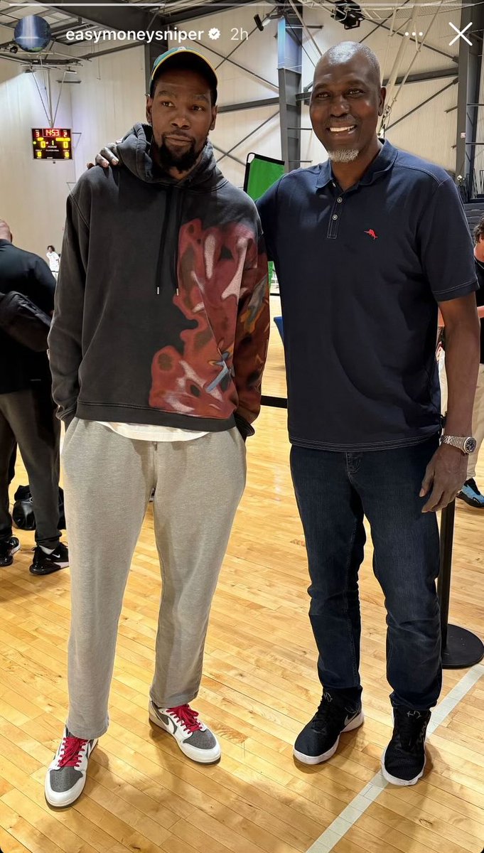 Kevin Durant e Hakeem Olajuwon.

O ala do Phoenix Suns postou essa foto com o maior Rocket de todos os tempos em seu Instagram.

Tem vaga em Houston, torcedor? 👀