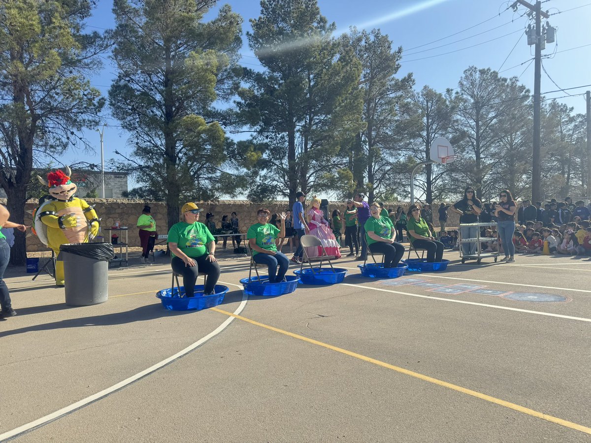 AGuerrero_HHES's tweet photo. Principal Slime Challenge Accepted! 📚🧪 Before and After Pics! 🤭💚🐝 #ReadingRally #PrincipalChallenge #GreenSlime https://t.co/vWBzWjAJbK