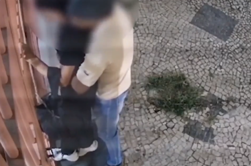 Un hombre de 31 años fue violado frente al condominio donde vive, en Campinas, en el interior de São Paulo, mientras esperaba que un conductor de una aplicación lo llevara al trabajo. El caso ocurrió en la madrugada del pasado domingo (28) en la Avenida Campos Sales Video👇🏼…