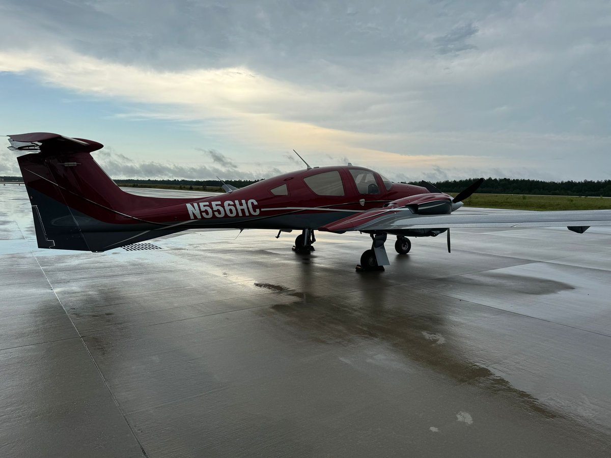 collinyoung23's tweet photo. See a hole, here we go.  #diamondaircraft https://t.co/Z62lJsV9x2