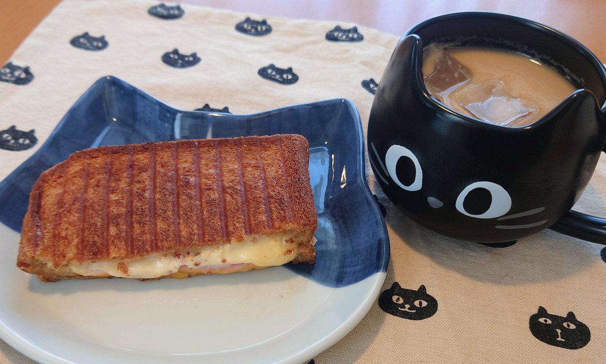 今日の朝食は、昨日のホットサンドの残り。
ホントは持ち帰りダメだけど自己責任ということで…😅
バターで焼き直したら、サクサクに戻って美味しかった。
でも、やっぱりもちろん出来立てが一番美味しい☺️