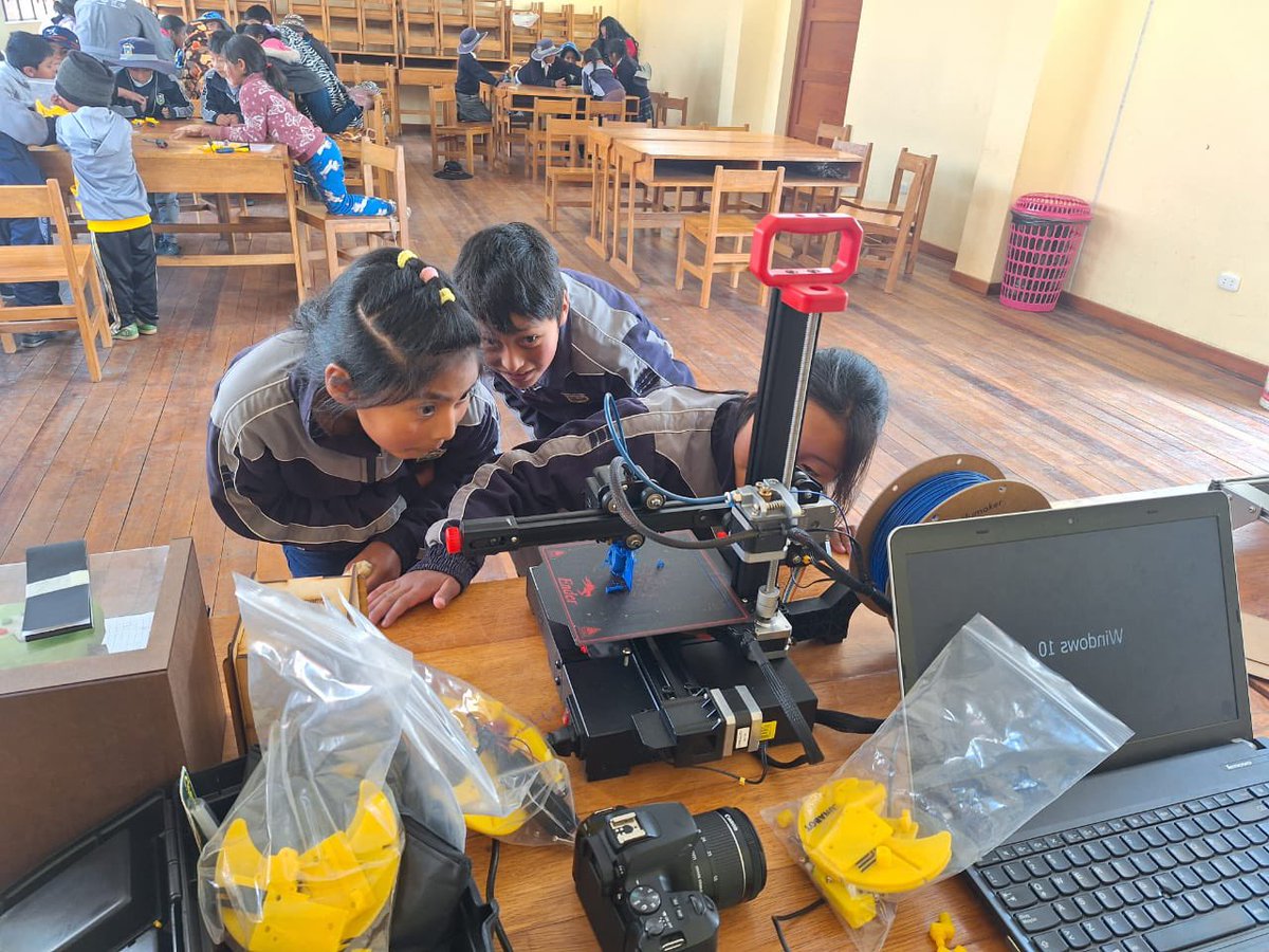 #CampusArequipaUC Nuestro Fab Lab llevó a LunaBot a los niños de los tambos de Tisco.🤖✨ Demostramos que la tecnología y la educación pueden llegar a cualquier lugar si promovemos una educación inclusiva, abriendo así nuevas oportunidades para todos. Fuente: @MidisPAIS