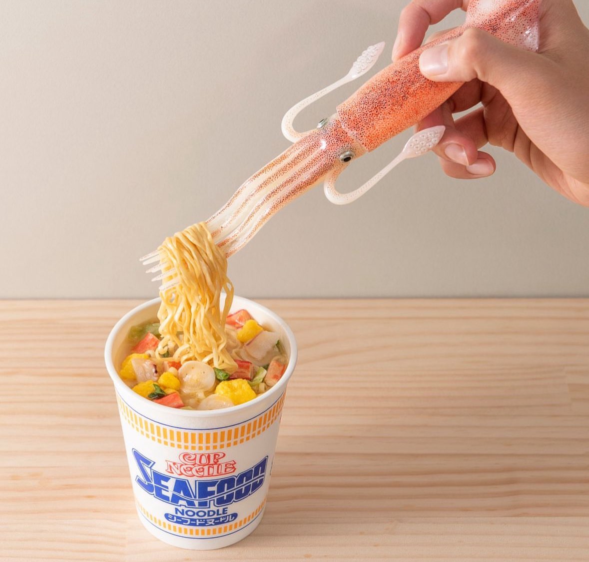 일본 라면업체 NISSIN에서 한정으로 나온 
오징어 포크 ㅋㅋㅋㅋ