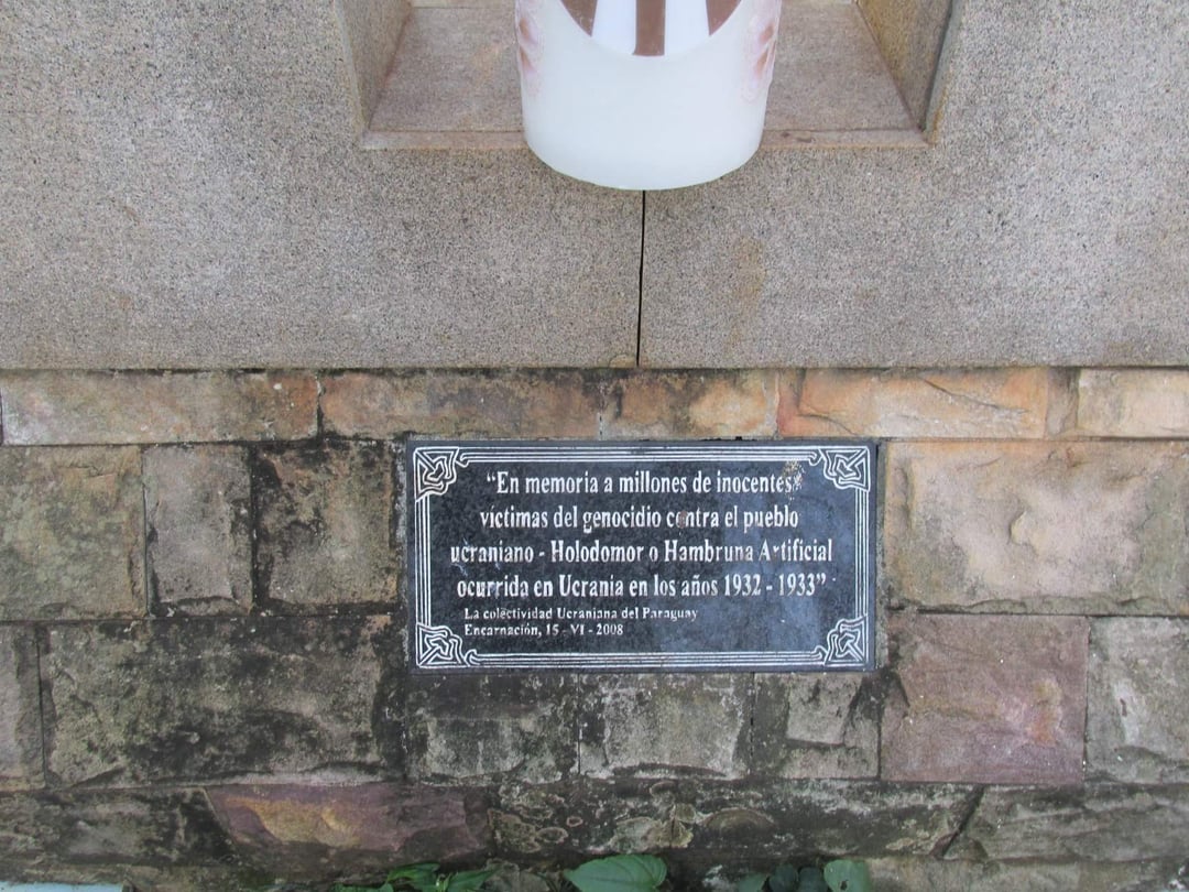 Dato curioso: en la plaza de armas de Encarnación se encuentra un monumento a las víctimas del Holodomor 

Paraguay es uno de los países que reconocen el Holodomor como genocidio