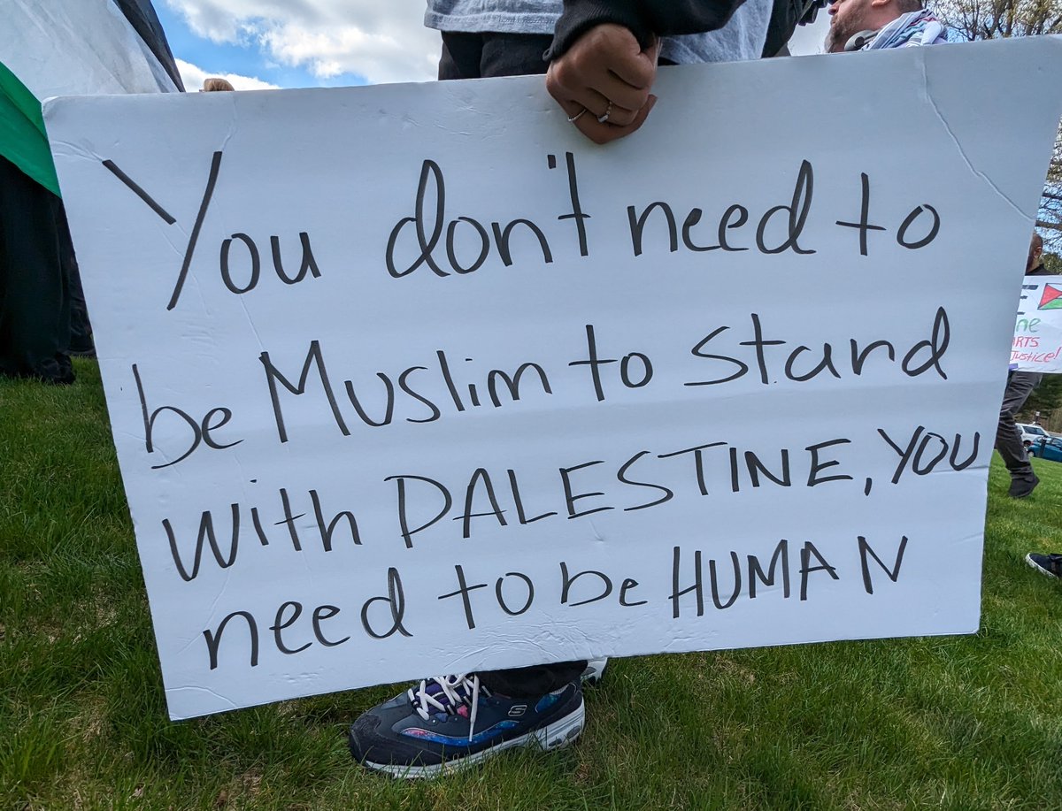ntanjeem's tweet photo. Highlights from students' protest in Worcester today. Students are on the right side of history. @WorcesterState @ClarkUniversity @WPI @holy_cross https://t.co/jnyxaUwZ2X