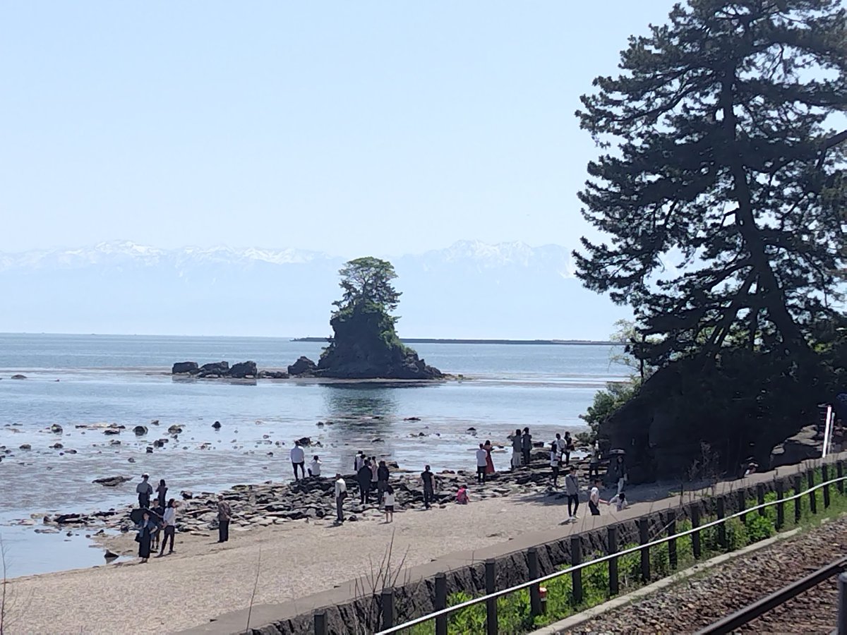 kimio555's tweet photo. 義経岩と立山連峰と富山湾
写真はうまく撮れませんでしたが、
念願の風景が堪能できました😊 https://t.co/2TzMbtgw17