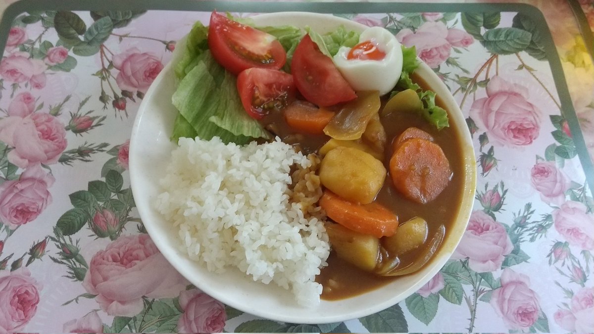 スープカレーみたいです😋😋😋

具材は、じゃがいも🥔にんじん🥕
玉ねぎ🧅です(≧▽≦)
#お昼ごはん #カレーライス